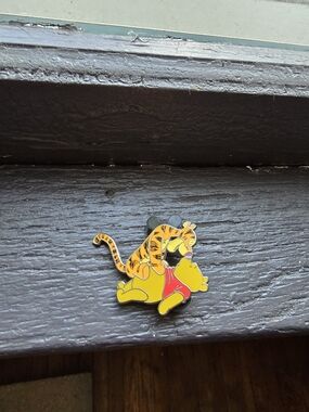 Disney Winnie the Pooh - Friend Pal Tigger Pouncing Pounce Pin 111364